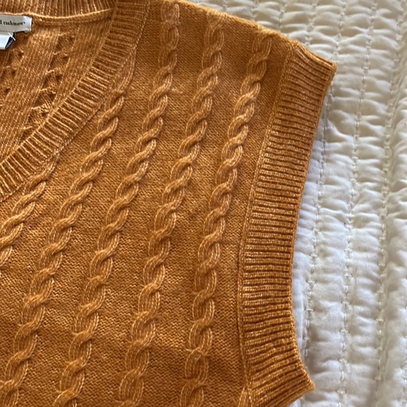 Cupcakes and Cashmere - V neck sweater vest Size: L - Picture 5 of 7
